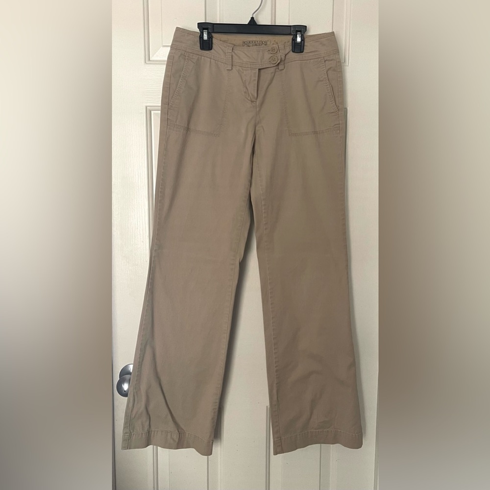 DRY CLEANED New York and Company Manhattan
Chino Leg Flare Khaki's - Size 4
